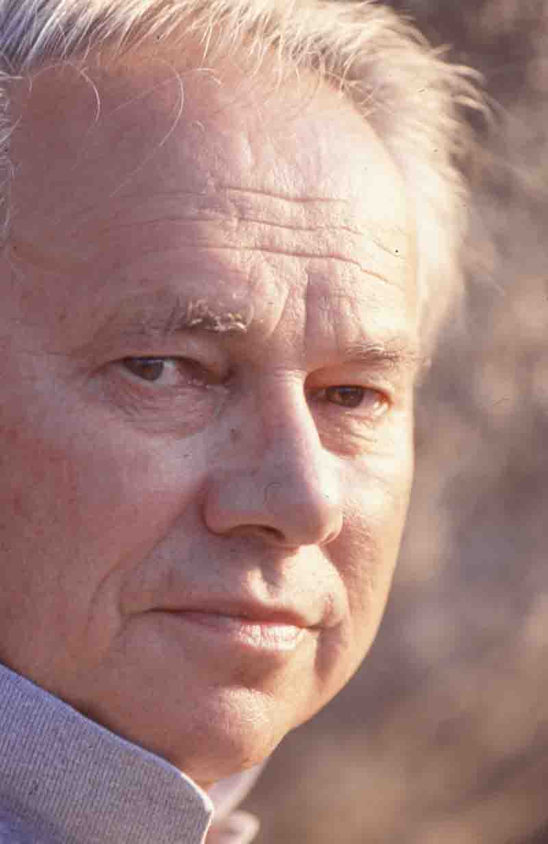 Nahaufnahme des Porträts des Verlegers und Kunstsammlers Hubert Burda mit ergrautem Haar, der direkt in die Kamera blickt.
